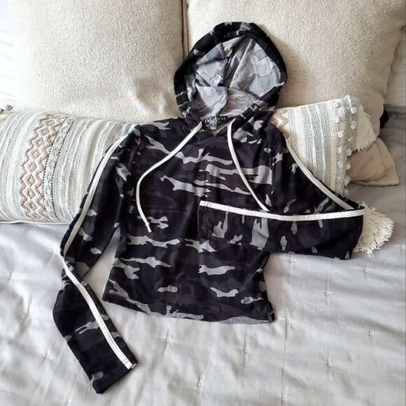 SWS/ACTIVE Cropped Camo Hoodie Pullover Size S (smaller fit) - Picture 5 of 10
